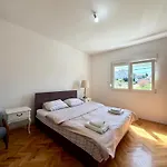 Entire Spacious With Free Parking Апартаменты *