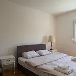Entire Spacious With Free Parking Апартаменты *