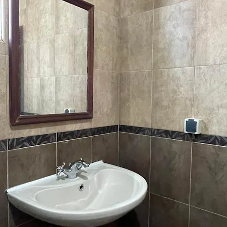 Entire Spacious With Free Parking 公寓 波德戈里察