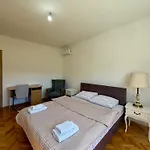 Entire Spacious With Free Parking * Подгориця