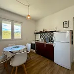 Entire Spacious With Free Parking Апартаменти *