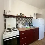 Апартаменти Entire Spacious With Free Parking