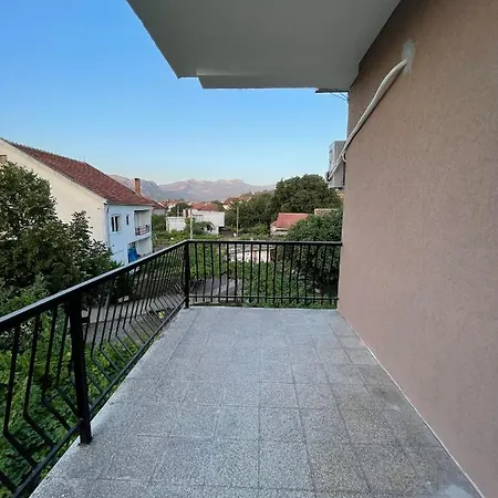 Entire Spacious With Free Parking Apartment *