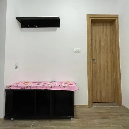 Entire Spacious With Free Parking Apartment *
