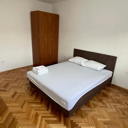 Entire Spacious With Free Parking Apartment