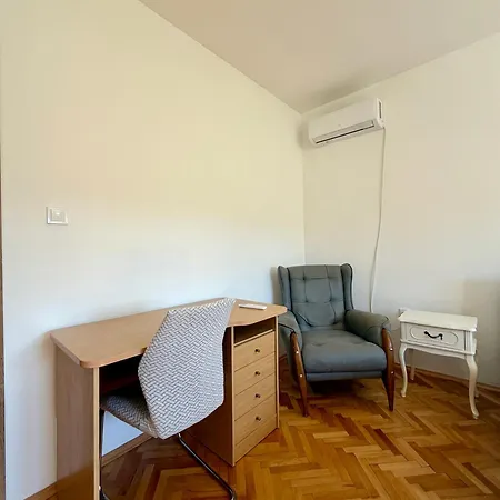 Entire Spacious With Free Parking Ποντγορίτσα