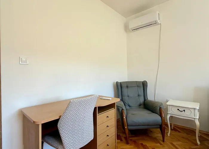 Entire Spacious With Free Parking Ποντγορίτσα